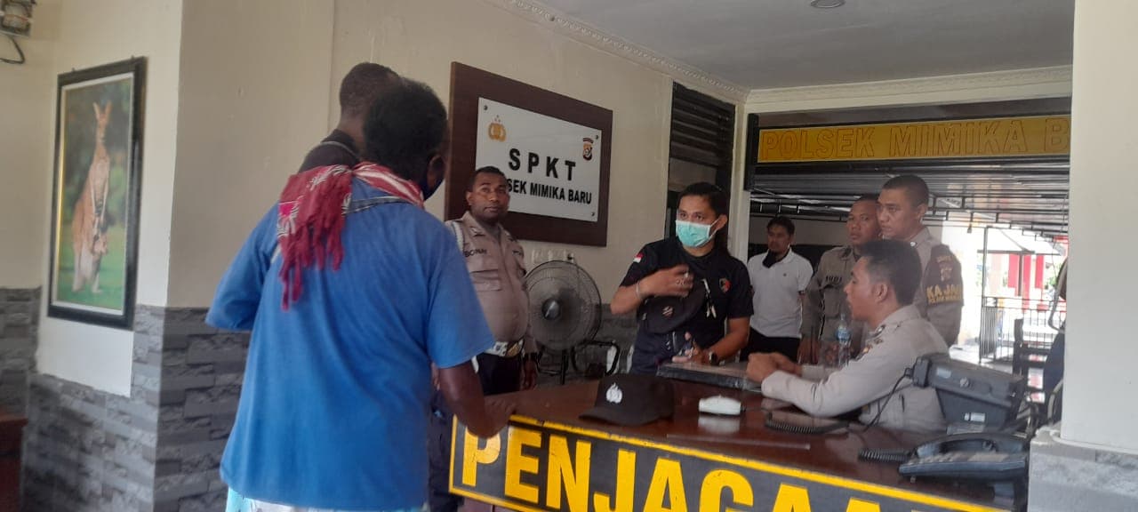Orang tua EA saat mendatangi Polsek Mimika Baru.