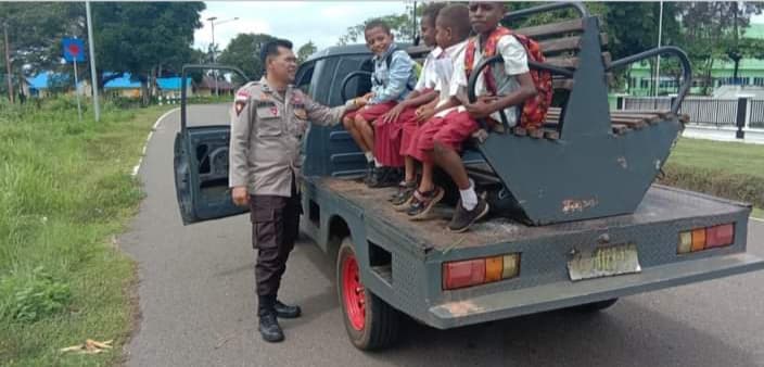 Ilustrasi berita PAPUA: Salut! Selain Menjaga Keamanan, Polisi Perbatasan Sota RI-PNG Juga Antar Jemput Siswa Sekolah