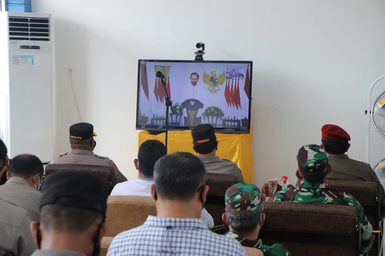 Kabareskrim bersama Kapolda Papua saat mengikuti zoom meeting.