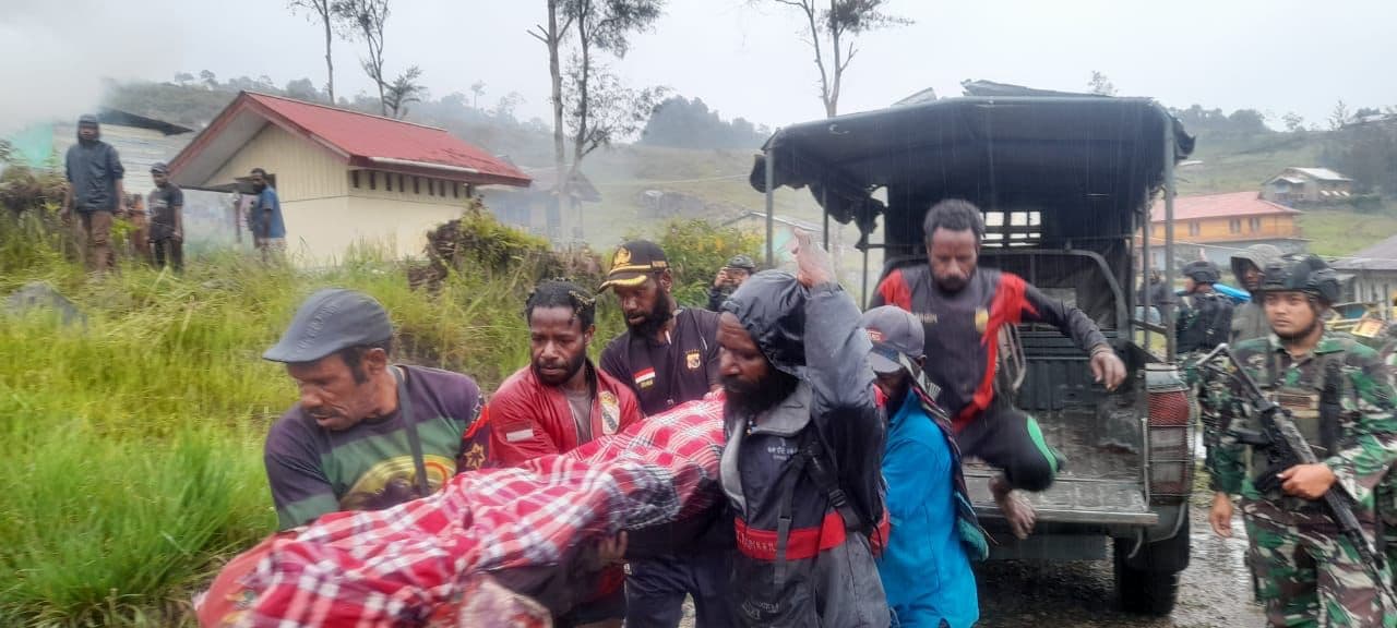 Jenazah Makelo Tabuni saat diarak keluarga.