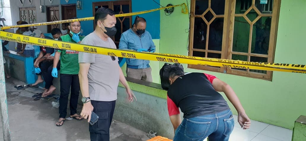 Polisi melakukan olah TKP