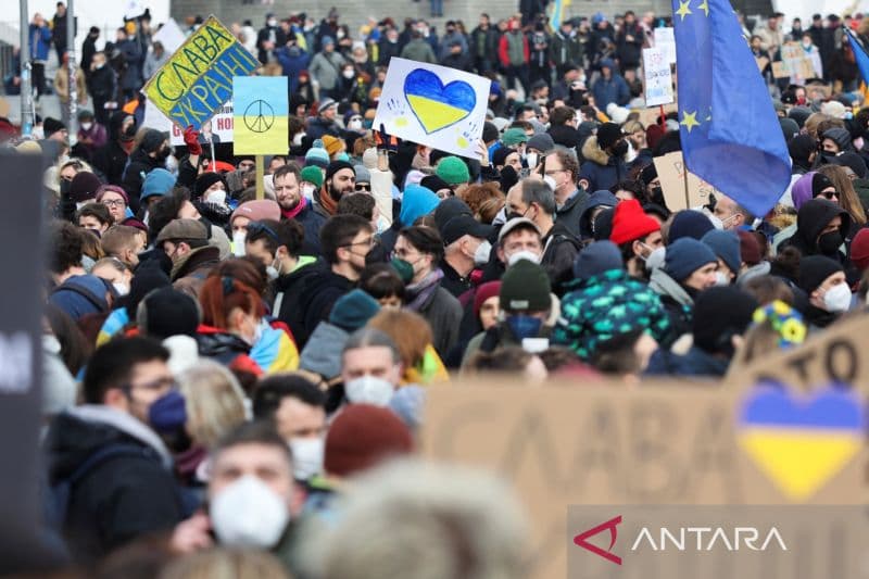 Para demonstran berkumpul selama protes anti-perang setelah Rusia melancarkan operasi militer besar-besaran terhadap Ukraina, di Berlin, Jerman, Minggu (27/2/2022).