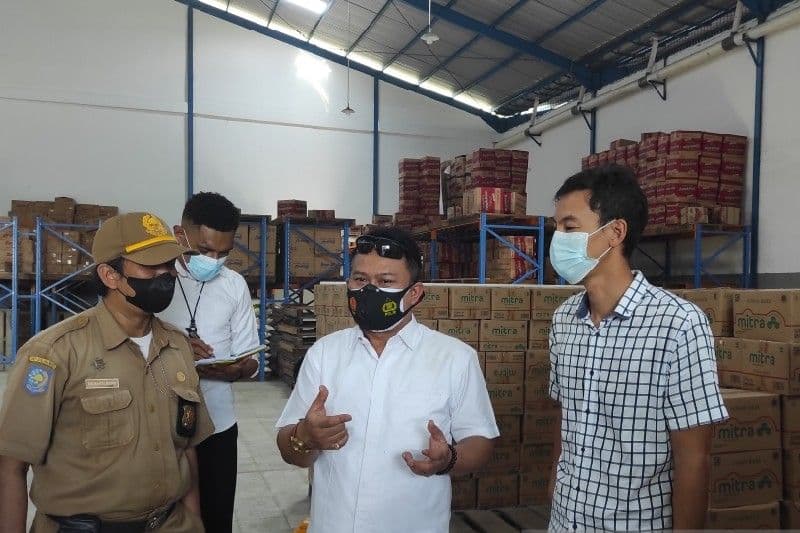 Dirkrimsus Polda Papua Kombes Rico Taruna (tengah) saat mendengarkan penjelasan dari salah satu distributor minyak goreng terkait persediaan minyak goreng di Jayapura, Selasa (15/3).