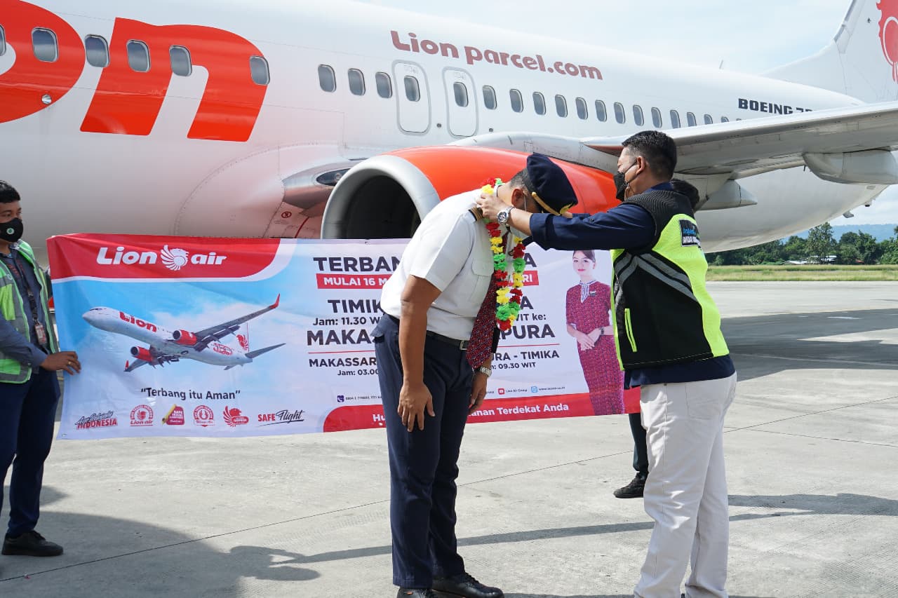 Pesawat Lion Air saat tiba di Bandara Timika