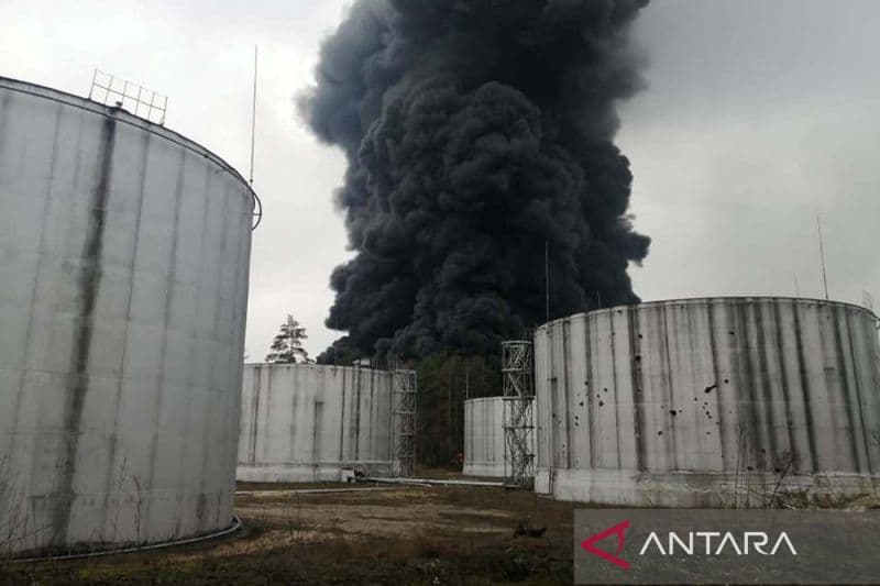 Asap muncul dari depot minyak, yang menurut pihak berwenang setempat, rusak akibat serangan bom di Chernihiv, Ukraina, dalam foto handout yang dirilis Kamis (3/3/2022)