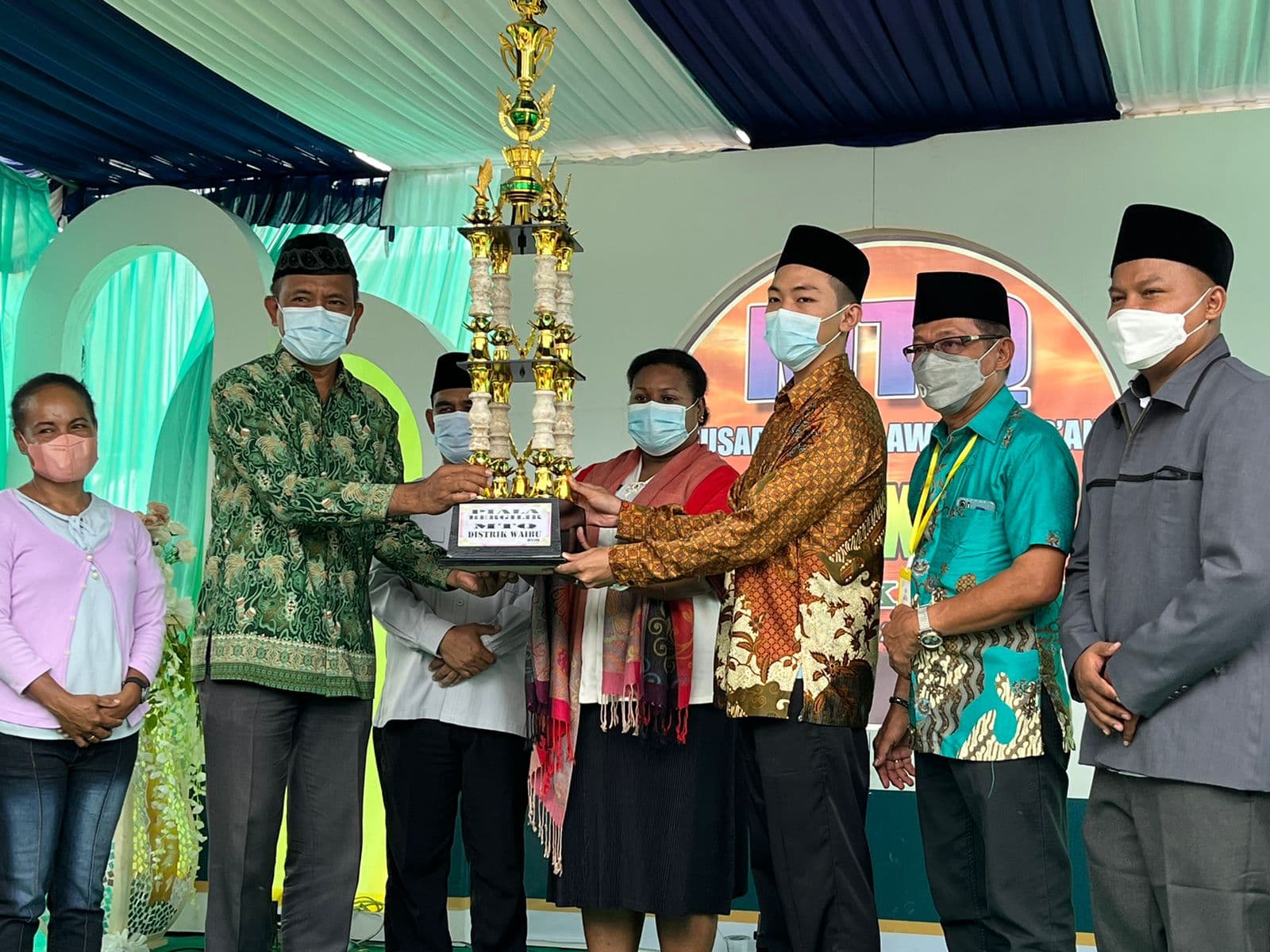 Penyerahan piala kepada juara umum MTQ ke XXIX Tingkat Distrik Waibu.