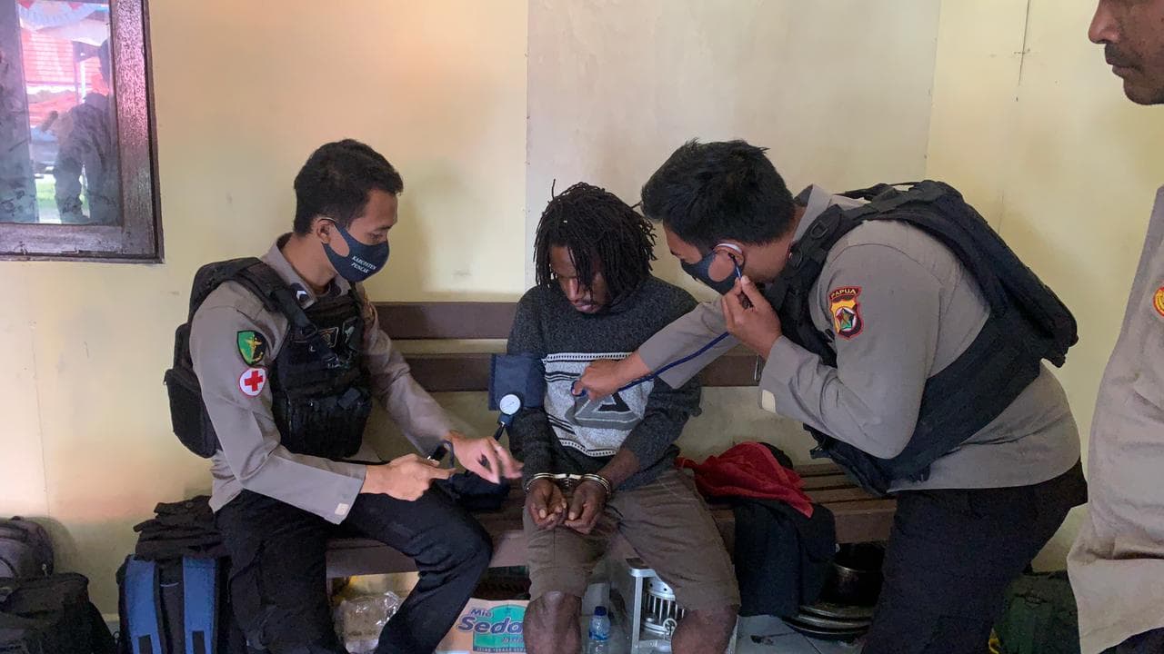 Foto: Tim medis Polri saat melakukan pemeriksaan kesehatan tahanan.