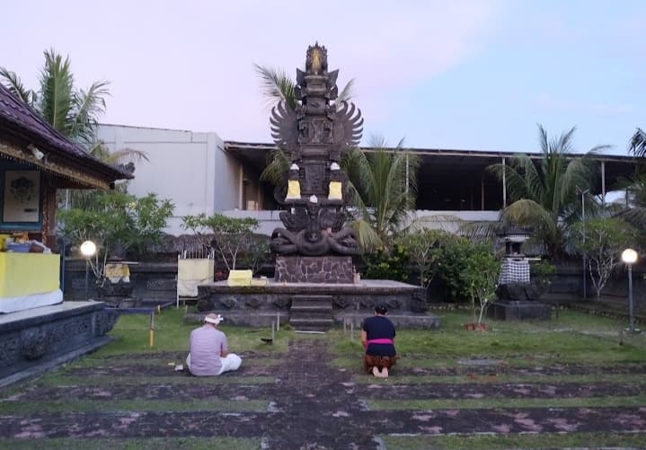 Foto: Dok Nampak Umat Hindu Timika saat melakukan persembahyangan di Pura Mandhira Mihika Mandaloka, Kelurahan Wonosari Jaya SP 4, Distrik Wania.