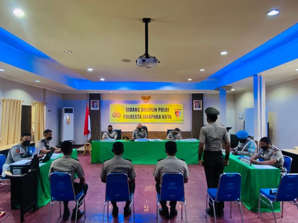 Anggota Polresta saat menjalani sidang