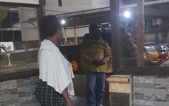 Rika saat melapor kasus penganiayaan yang dialaminya ke Polsek Miru.