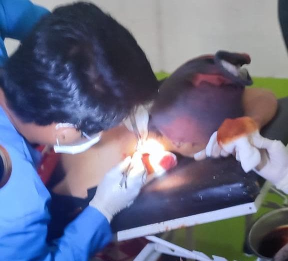 Korban saat dijahit petugas medis