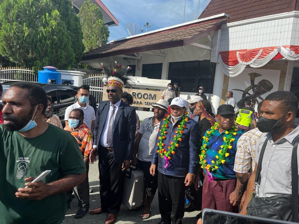 Bupati dan Wakil Bupati Yalimo saat disambut di Bandara Sentani