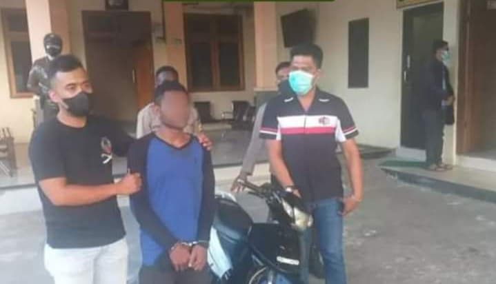 NYA (17) saat digiring oleh Petugas dari Polsek Abepura, mantan narapidana ini kembali berurusan dengan hukum.