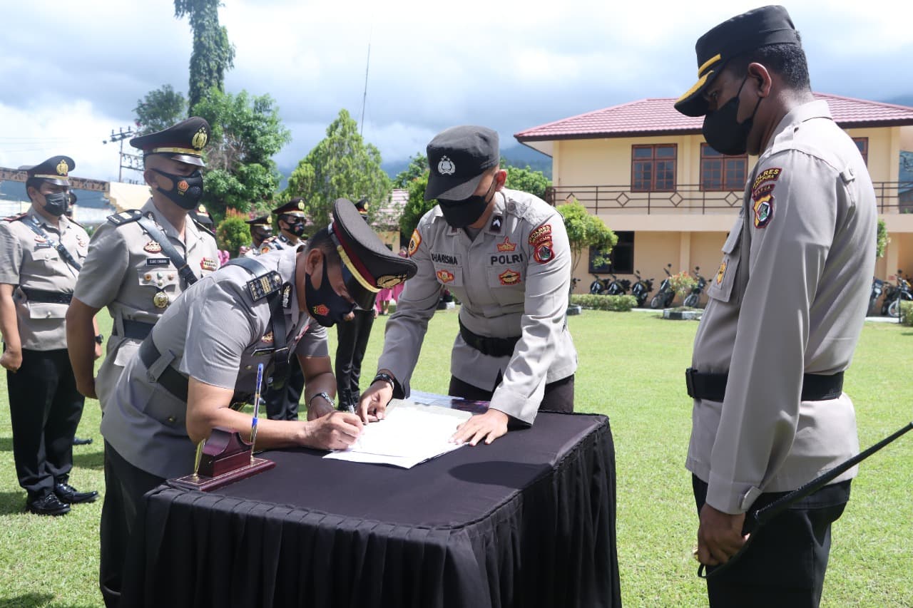 Kapolres Jayapura AKBP Fredrickus W.A Maclarimboen saat memimpin sertijab