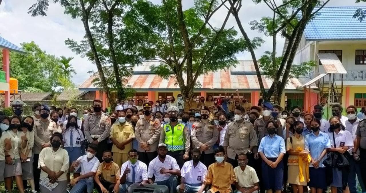 Kegiatan sosialisasi di SMK Tunas Bangsa Timika.
