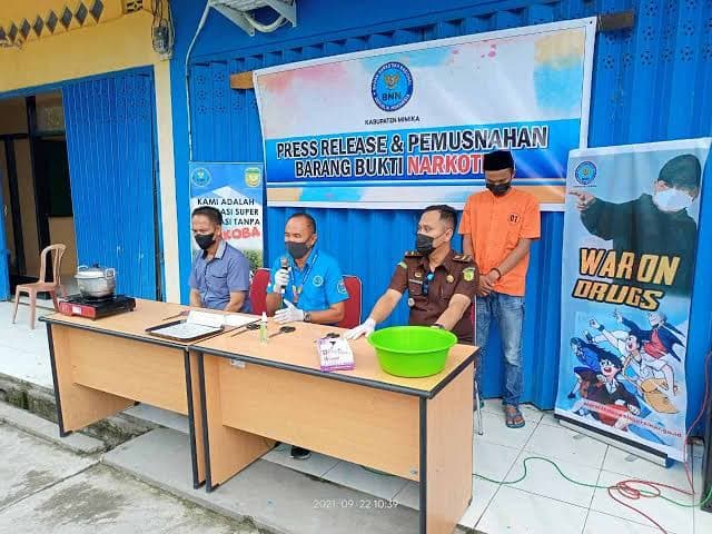 Ilustrasi berita MIMIKA: AS Terdakwa Pemilik Sabu-sabu Seberat 111,48 Gram Terancam 8 Tahun Penjara dan Denda Rp 5 Miliar