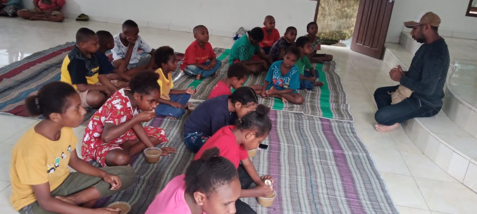 Sekretaris YPKY, saat santai usai pembinaan kepada seluruh peserta didik binaan YPKY di Gereja Katolik St. Franskus Asisi, Koprapoka, belum lama ini.