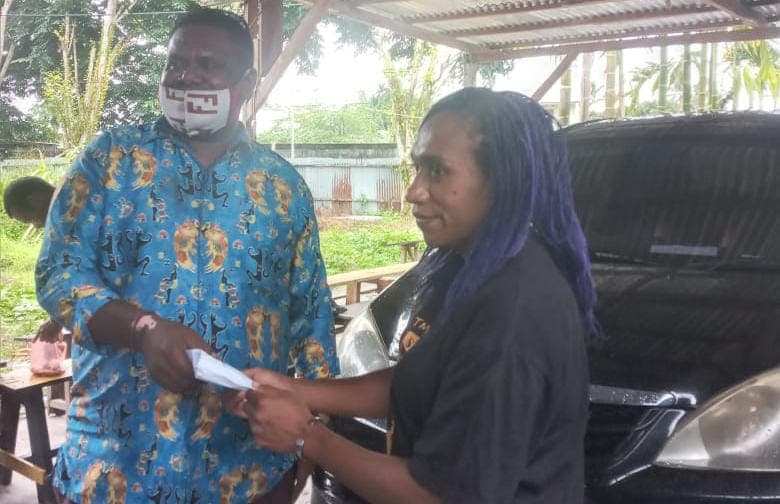 Ketua YCTP, Anton Tatipea saat menyerahkan Bantuan kepada Bendahara Panitia, Etha Siep di Sekretariat Panitia. Kamis, (24/3).
