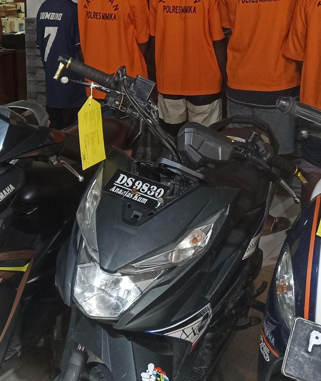 Barang bukti motor dan tersangka yang diamankan polisi.