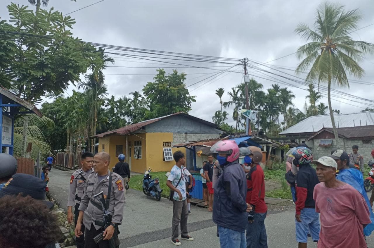 Polisi saat mengamankan tempat kejadian.