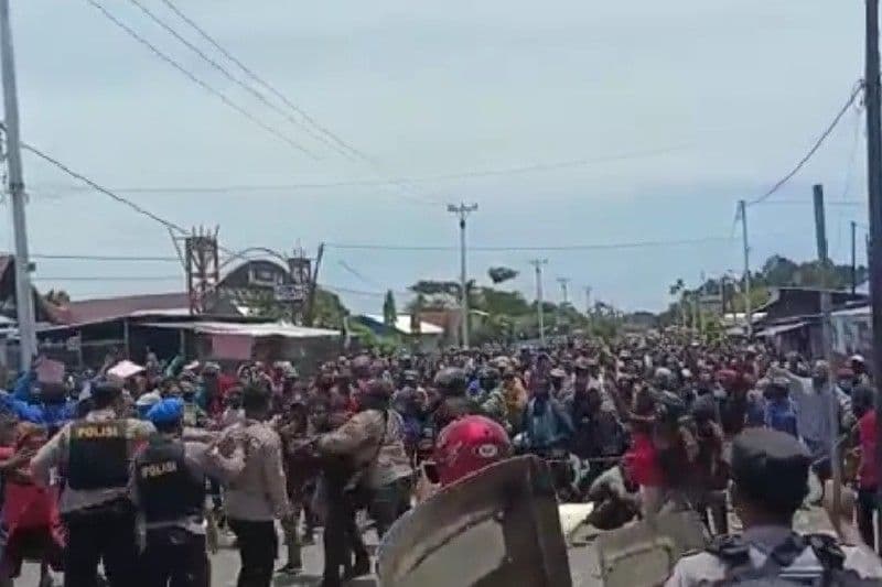 Aparat keamanan dari Polres Nabire sedang berupaya membubarkan aksi demo tolak DOB yang berlangsung ricuh di Nabire, Kamis (31/3)