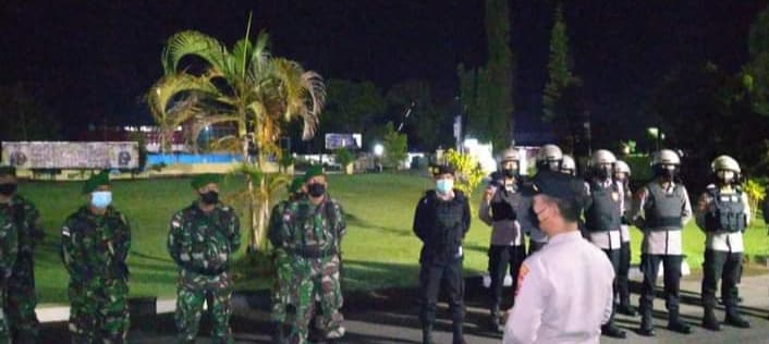 Kabag ops Polres Merauke Kompol Viky Pandu saat memimpin apel jelang razia.