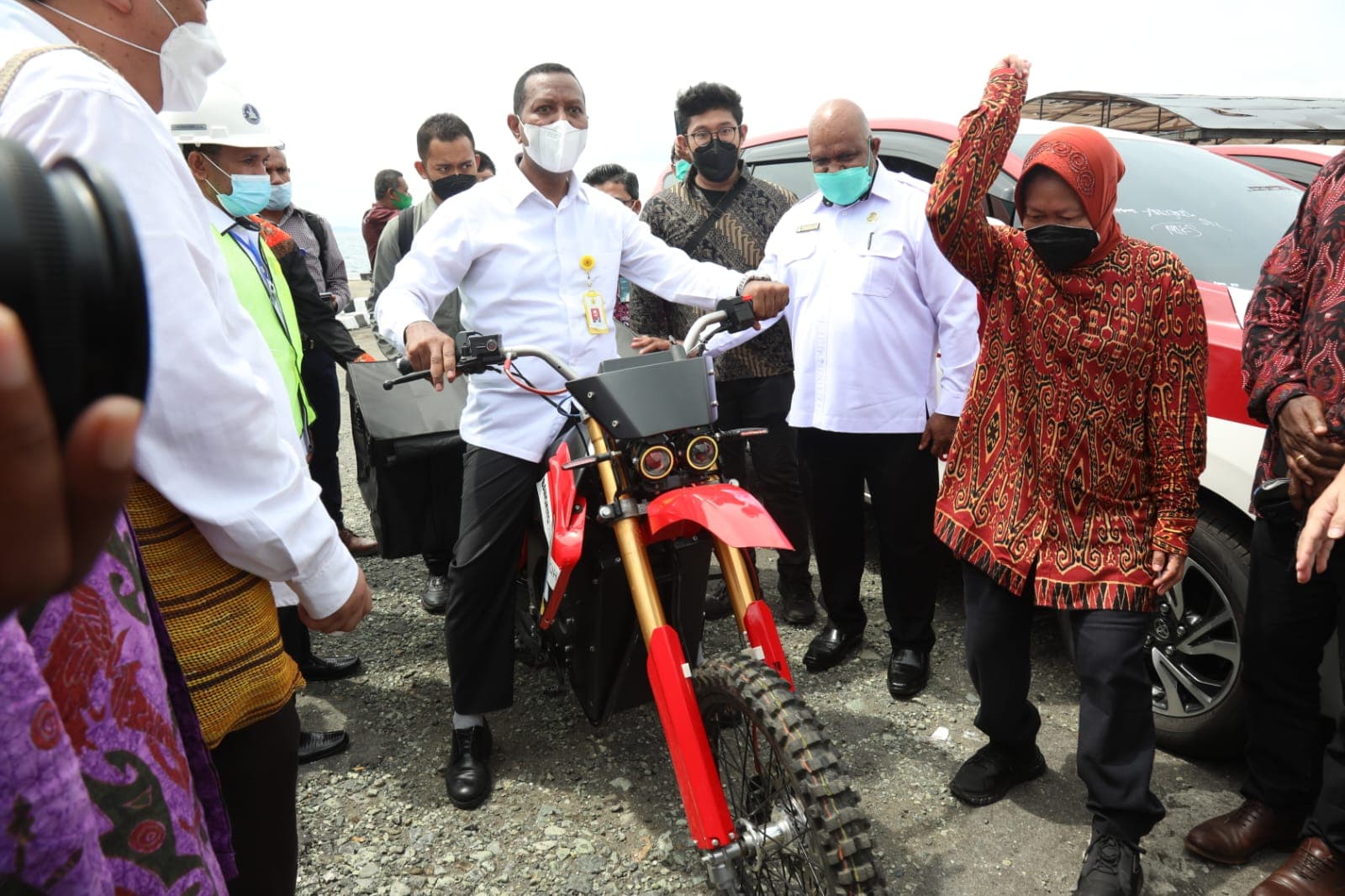 Mensos saat menyerahkan Bantuan Kapal dan Motor Listrik di Jayapura