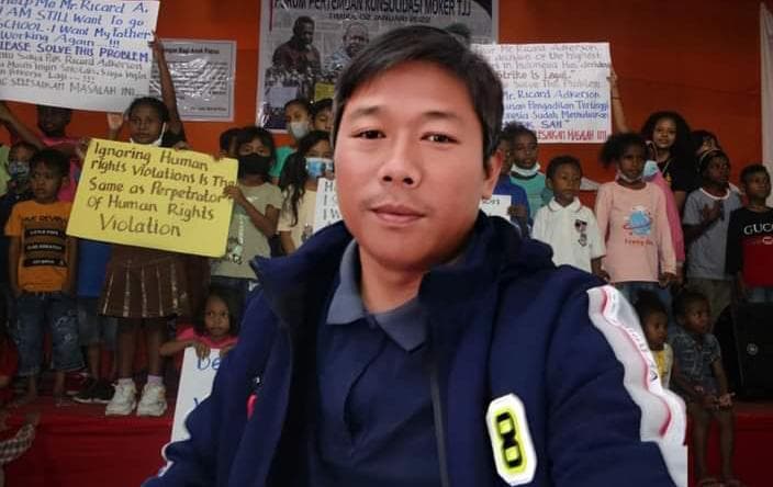 Nona Simanullang saat menuntut hak-hak Moker.