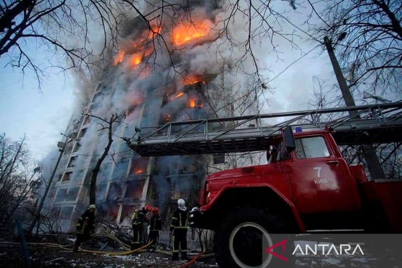 Tim penyelamat bekerja di depan bangunan apartemen yang rusak akibat serangan Rusia di Kiev, Ukraina