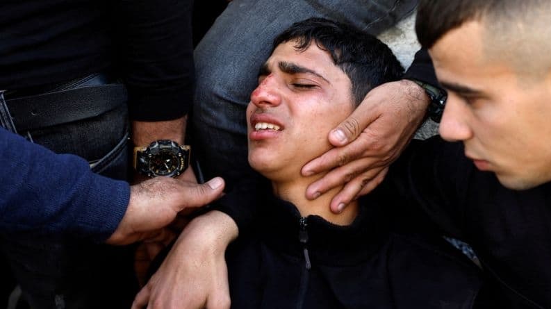 Seorang kerabat dari seorang Palestina yang tewas saat bentrok dengan pasukan Israel menangis di sebuah rumah sakit, di Jenin, Tepi Barat, Sabtu (9/4/2022).