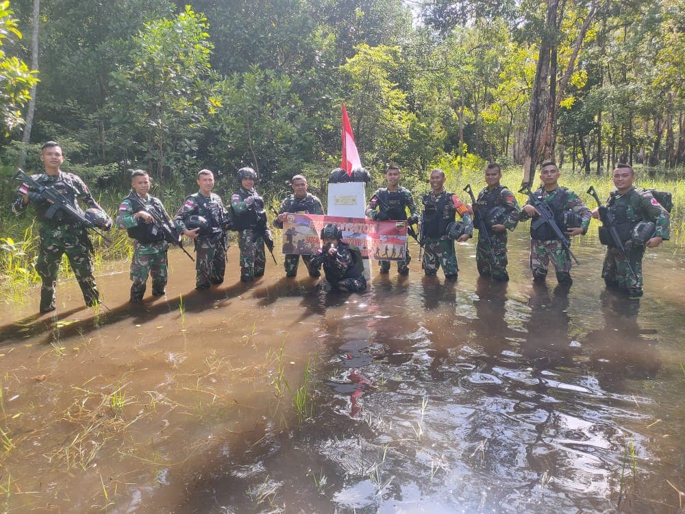 Satgas Pamtas RI-PNG Yonif 123/Rajawali saat melakukan patroli