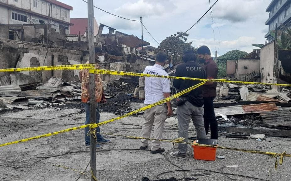 Tim Labfor sedang melakukan pemeriksaan di TKP.