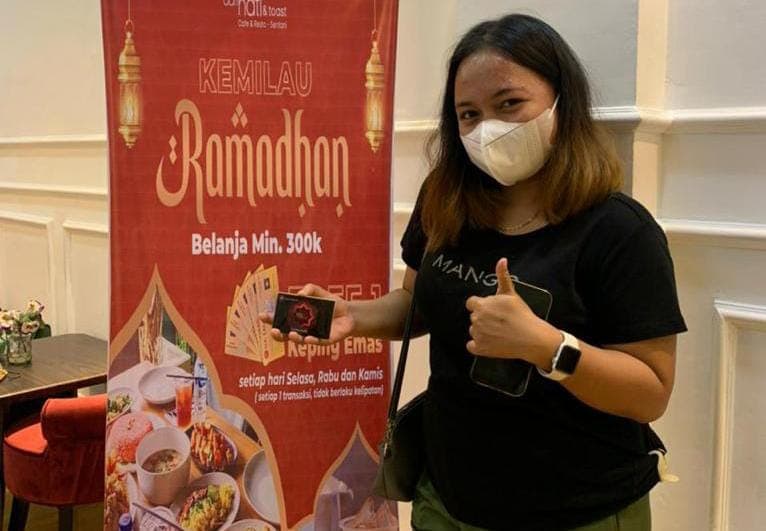 Tampak karyawan cafe kopi dari hati saat menyambut pelanggan