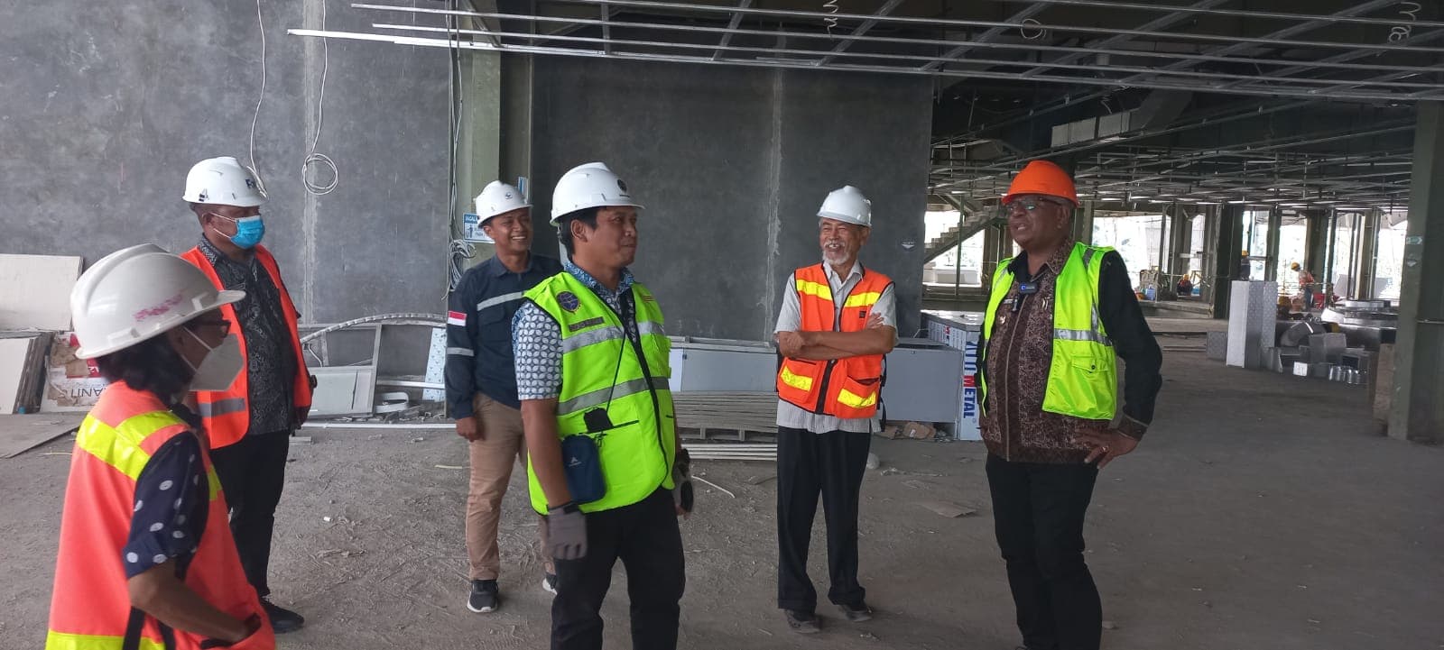 Wabup John Rettob saat memantau pembangunan Bandara Mozes Kilangin Timika.