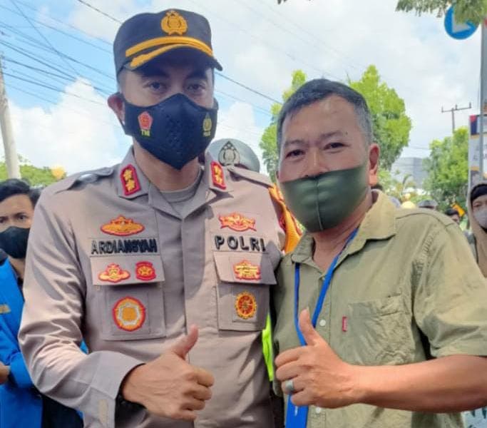 Wartawan fajarpapua.com foto bersama Kapolres Bone saat mengamankan aksi mahasiswa.