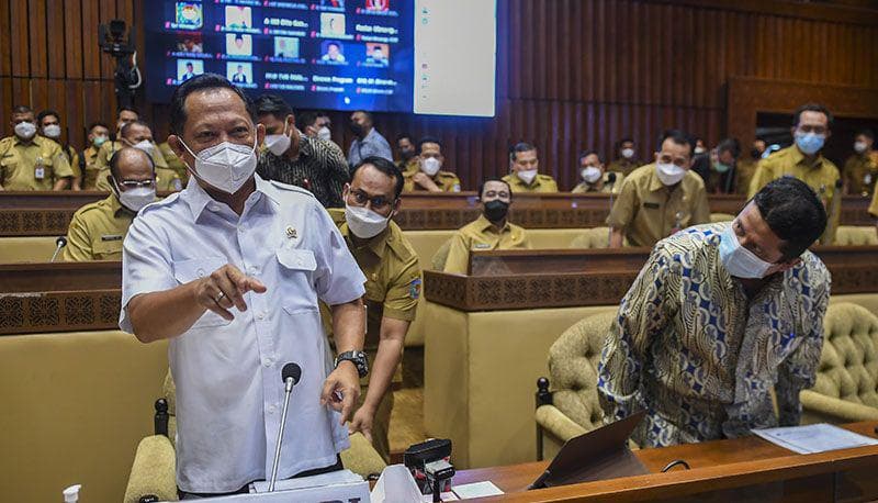 Menteri Dalam Negeri Tito Karnavian (kiri) dan Dewan Kehormatan Penyelenggara Pemilu Muhammad (kanan) bersiap mengikuti rapat kerja dengan Komisi II DPR, di Kompleks Parlemen, Senayan, Jakarta, Selasa (5/4/2022)