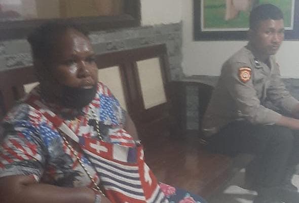 Korban saat melapor ke Polsek Miru