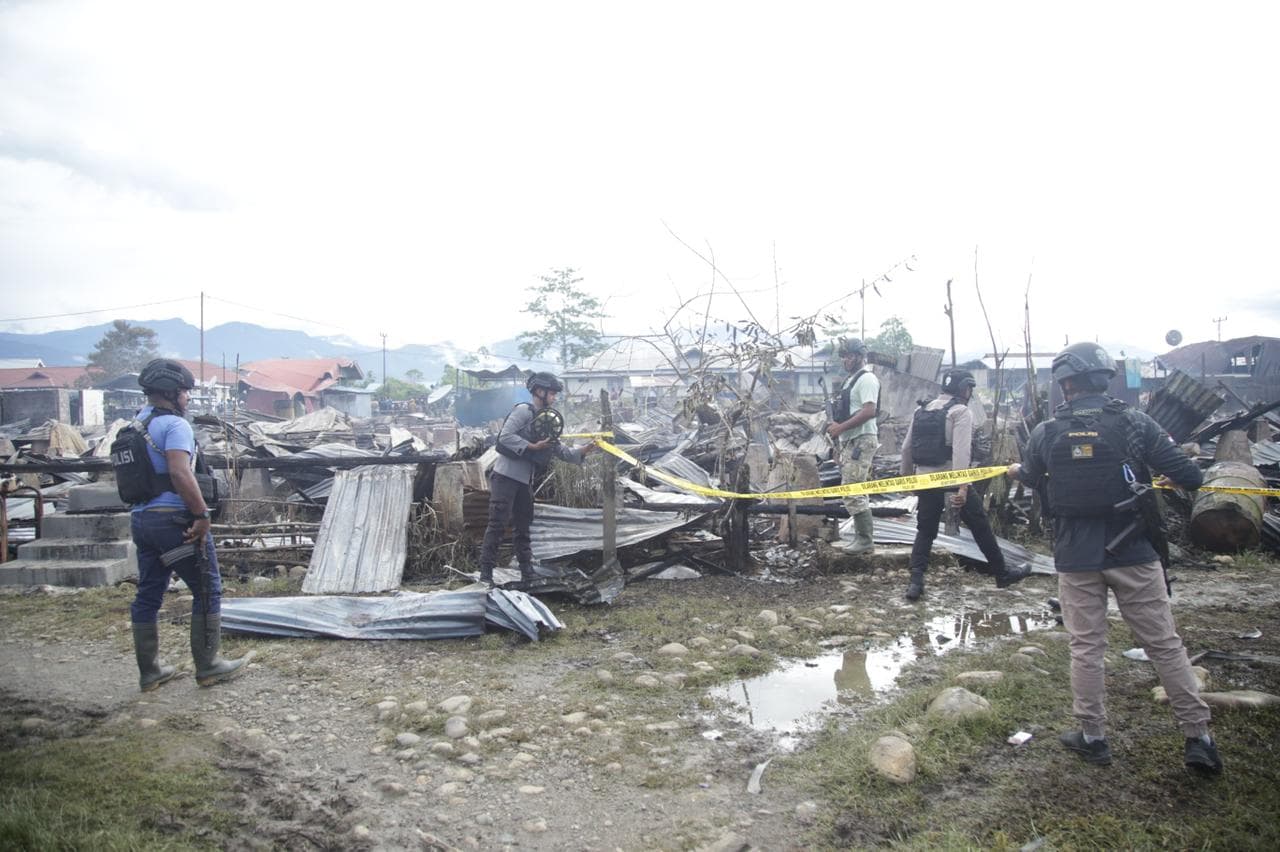 sejumlah bangunan barak PNS yang terbakar