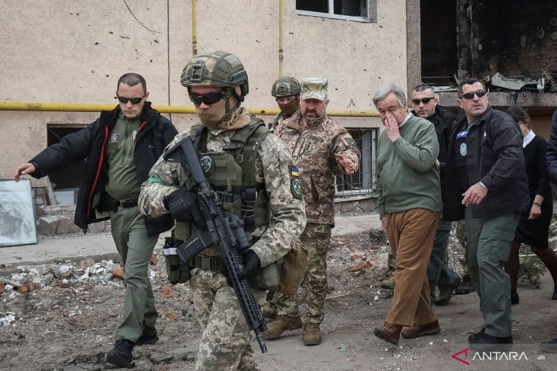 Sekjen PBB Antonio Guterres (ketiga kanan) mengunjungi kota Irpin, saat serangan Rusia ke Ukraina masih berlanjut, di luar Kyiv, Ukraina, Kamis (28/4/2022)