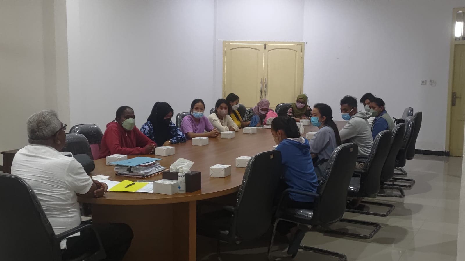 Para honorer menyampaikan keluh kesah kepada Wakil Bupati, Johannes Rettob.