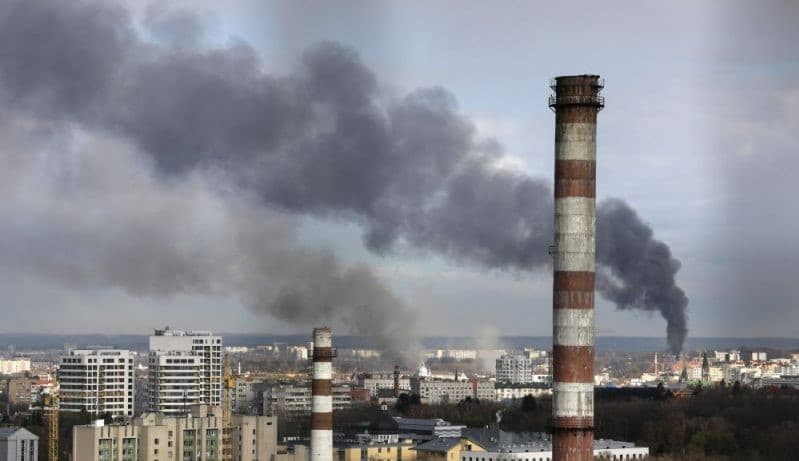 Asap mengepul setelah serangan militer saat invasi Rusia ke Ukraina berlanjut, di Lviv, Ukraina, 18 April 2022.