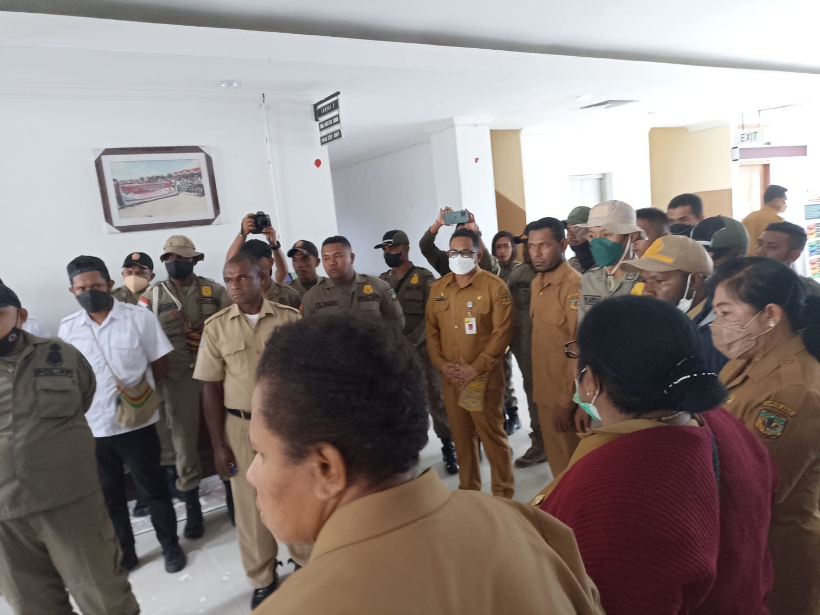 Sekda Mimika Michael Gomar saat menemui para perwakilan OKIA
