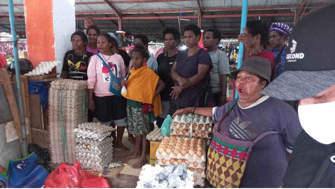Mama-mama Pedagang Pasar Sentral mengeluh kepada Wakil Bupati Mimika, Johannes Rettob bahwa dagangan mereka sepi sejak kebijakan satu arah diberlakukan.