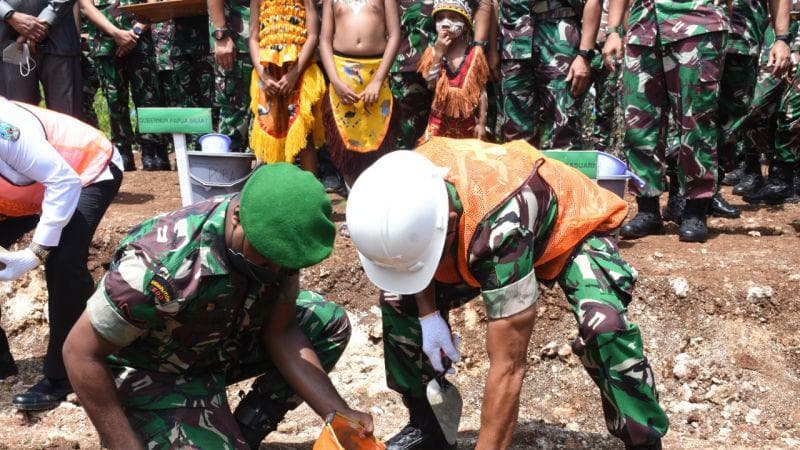 Acara peletakan batu pertama pembangunan kolam renang dan Markas Detasemen Intelijen Kodam Kasuari di Manokwari, Rabu (4/5).