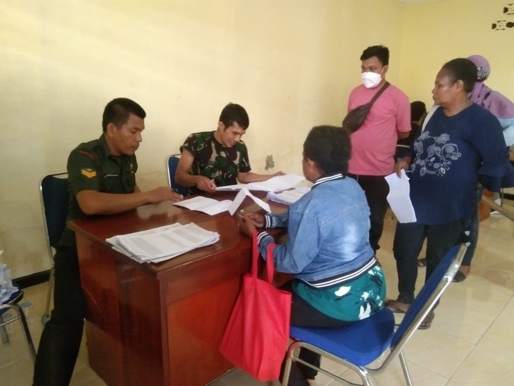 Sejumlah pemilik warung kaki lima dan nelayan saat menerima BLT.