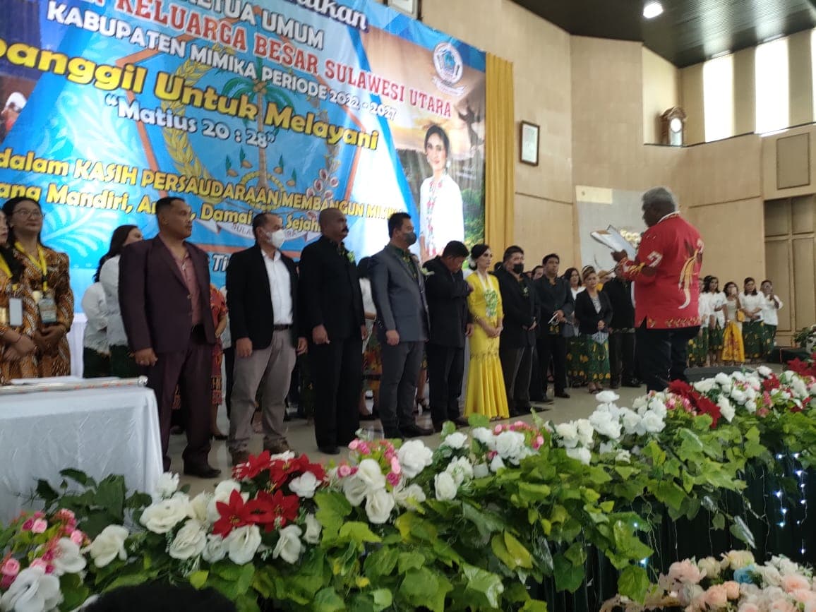 Ilustrasi berita MIMIKA: Ketua KKBSU Mimika Resmi Dilantik, Wakil Bupati John Rettob Ajak Jauhi Perpecahan, Hormati 2 Suku Besar Amungme dan Mimika Wee