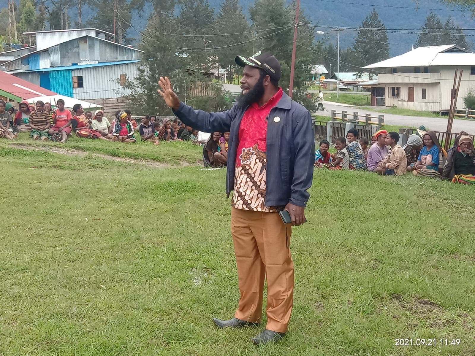 Anggota DPRD Puncak, Pin Magai sedang memberi arahan saat pembagian bahan Sembako kepada pengungsi Puncak.