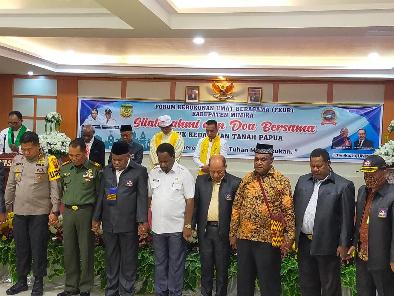 Foto: Mustofa Forpimda dan tokoh agama Kabupaten Mimika saat menggelar doa bersama untuk kedamaian Tanah Papua.