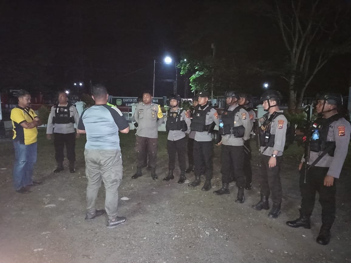 Kapolsek Miktim, Iptu Boby Pratama mengarahkan personil yang akan berpatroli.