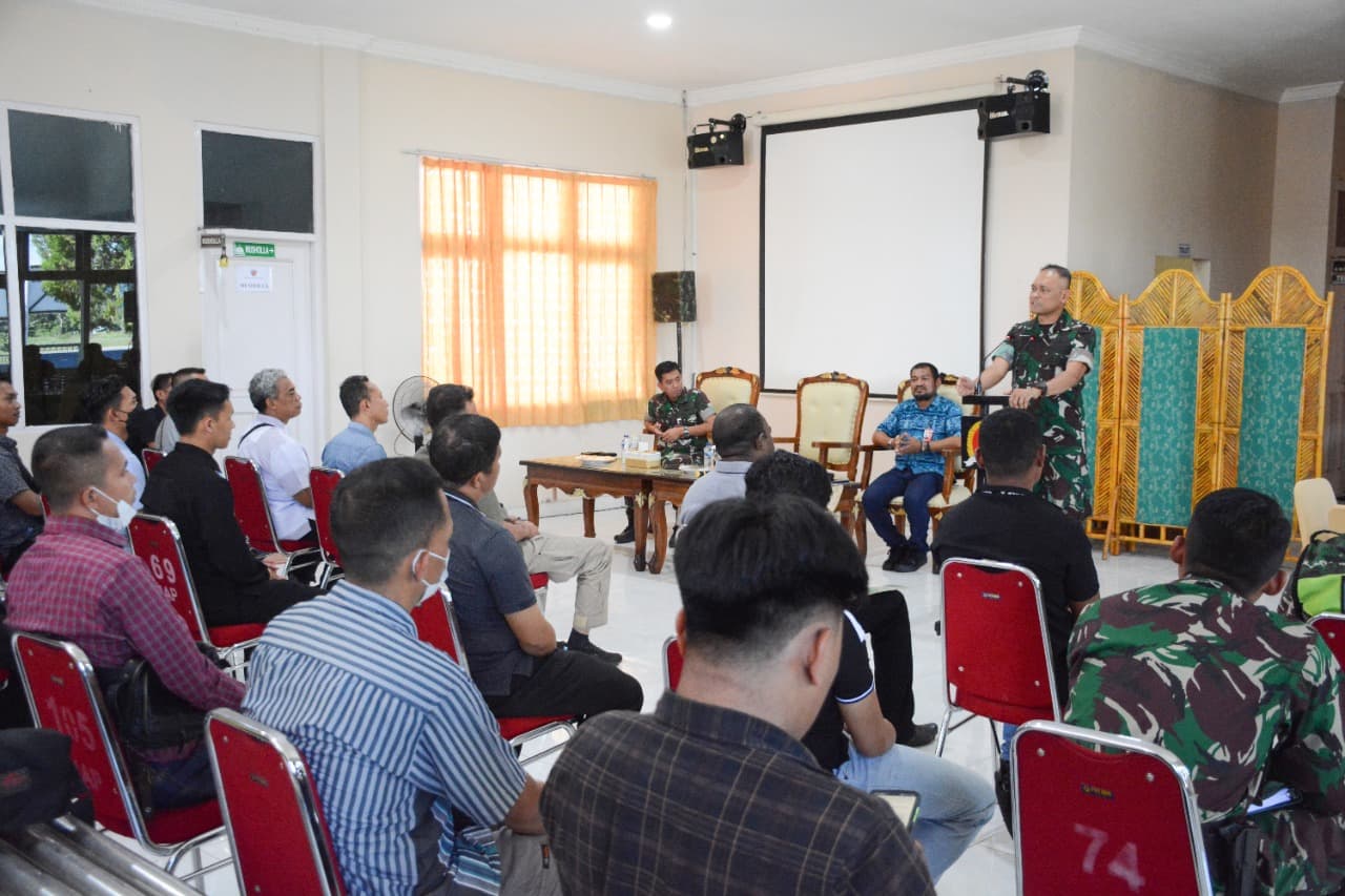 Danrem Juinta Omboh Sembiring saat memberikan arahan pada anggota di Bandara Sentani